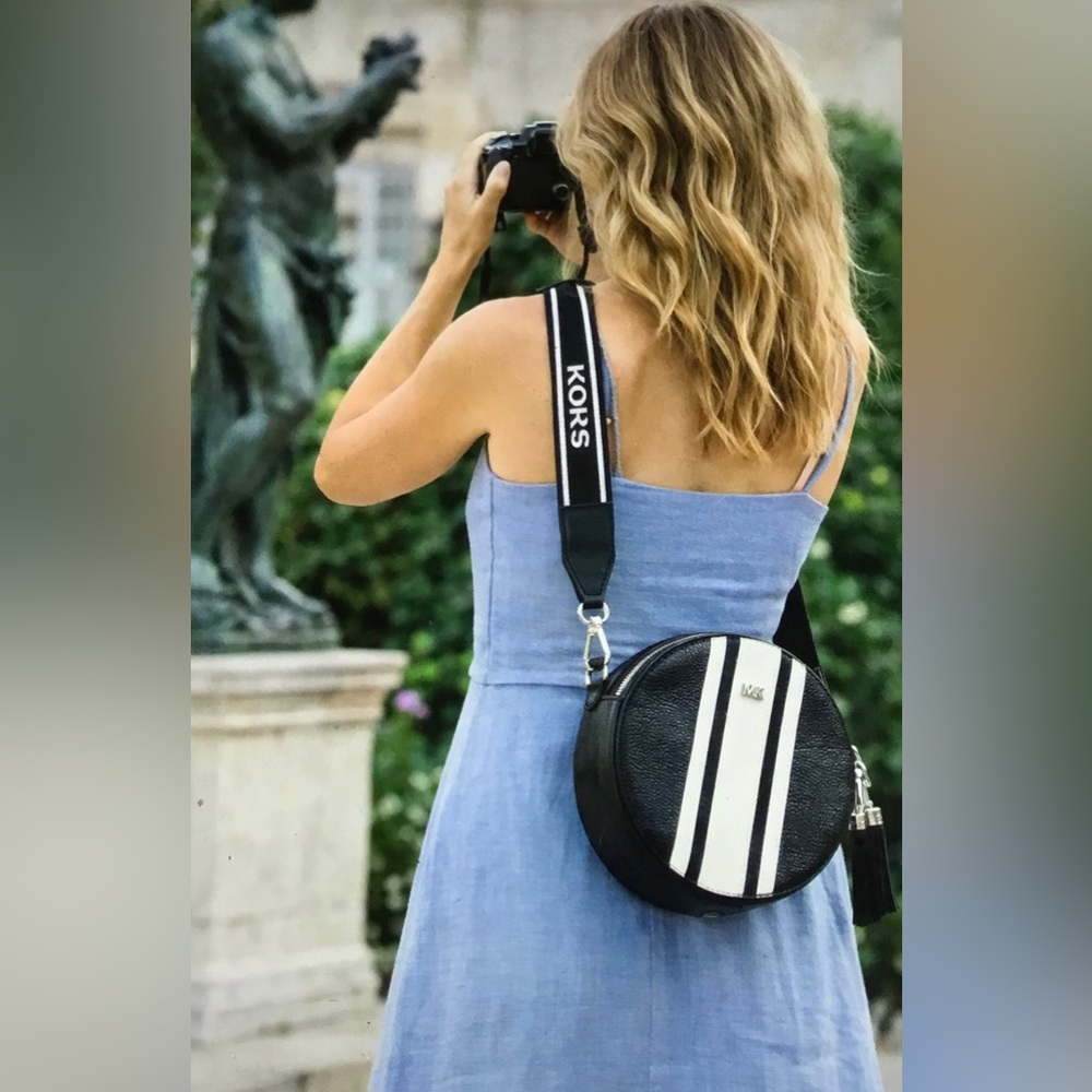 Michael Kors Black White Round Crossbody camera bag purse new - Picture 2 of 6
